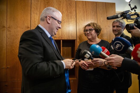 Oslo 20190122. Bård André Hoksrud leverer fra seg nøkkelen til den nye landbruksministeren Olaug Vervik Bollestad. Foto: Stian Lysberg Solum / NTB scanpix Oslo 20190122. Bård André Hoksrud leverer fra seg nøkkelen til den nye landbruksministeren Olaug Vervik Bollestad. Foto: Stian Lysberg Solum / NTB scanpix
