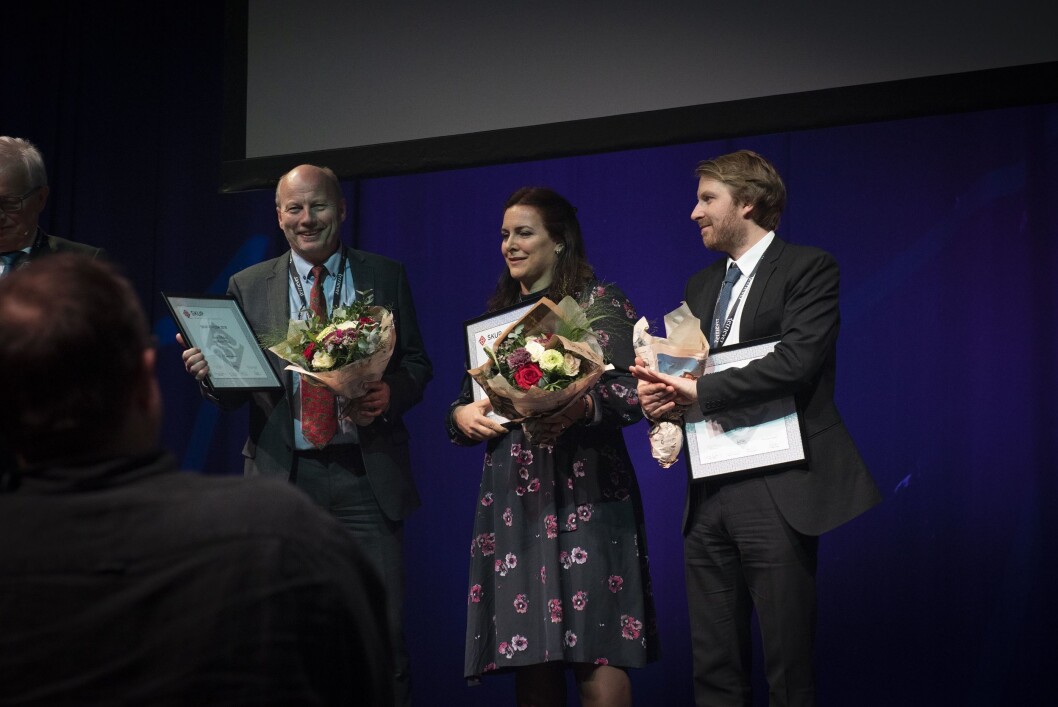 Emira Holmøy og Morten Wang i Tønsbergs Blad vant SKUP-diplom foran jublende kolleger lørdag. Emira Holmøy og Morten Wang i Tønsbergs Blad vant SKUP-diplom foran jublende kolleger lørdag.