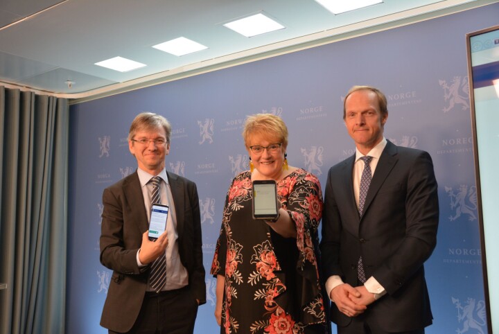 Paul Chaffey i Kommunaldepartementet og Trine Skei Grande, kulturminister, tar imot utredningen.