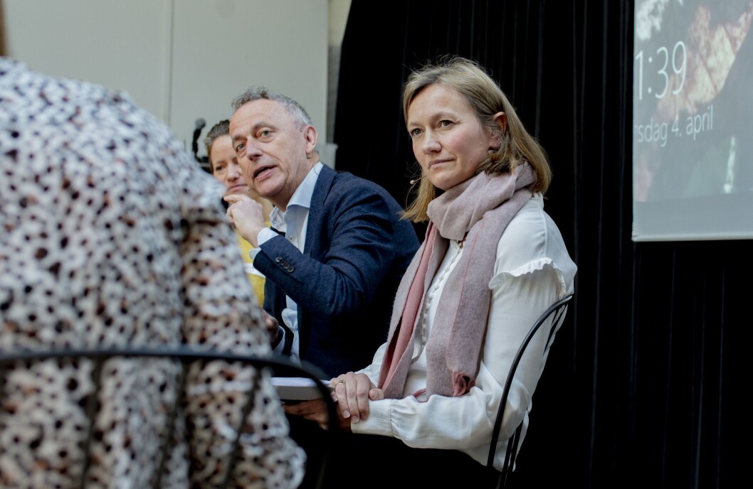 Siv Juvik Tveitnes i Schibsted. Konsernsjef i Amedia, Are Stokstad i bakgrunnen. Siv Juvik Tveitnes i Schibsted. Konsernsjef i Amedia, Are Stokstad i bakgrunnen.
