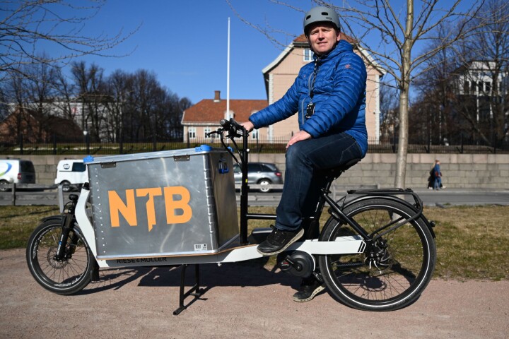 Erik Johansen i NTB. Her like før han legg avgårde til Stortinget ein fin vårdag i april.