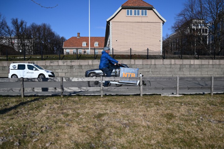 Erik Johansen i NTB. Her like før han legg av garde til Stortinget ein fin vårdag i april.