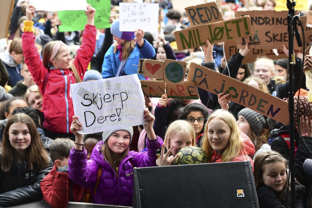 Skolestreik for klimaeT: Skoleelever og studenter demonstrerer på Torgalmenningen i Bergen under klimaopprøret torsdag. Foto: Marit Hommedal / NTB scanpix Skolestreik for klimaeT: Skoleelever og studenter demonstrerer på Torgalmenningen i Bergen under klimaopprøret torsdag. Foto: Marit Hommedal / NTB scanpix