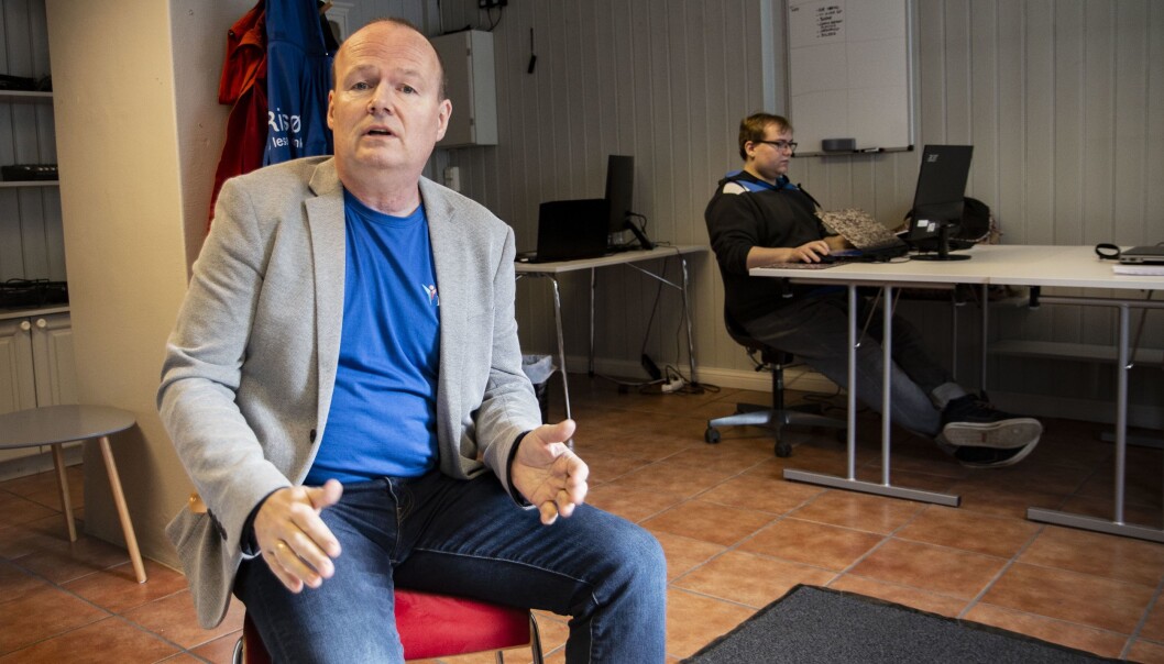 Tore Myrberg i redakssjonslokalene til iRisør.no - hvor Knut Erik Liane (22) jobber i bakgrunnen. Tore Myrberg i redakssjonslokalene til iRisør.no - hvor Knut Erik Liane (22) jobber i bakgrunnen.
