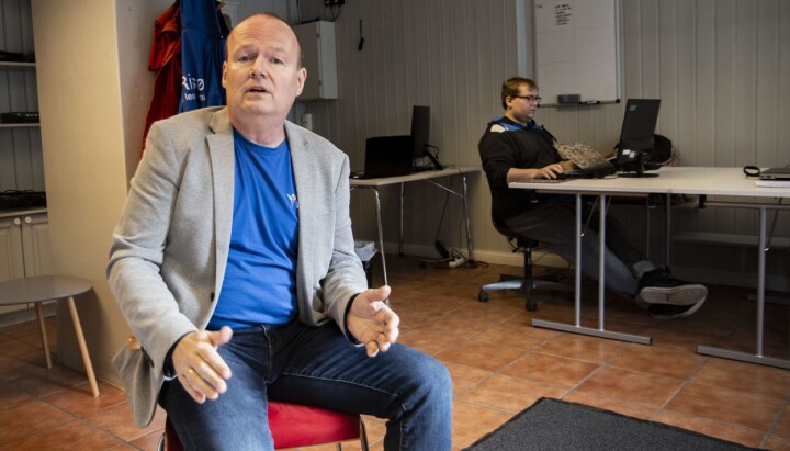 Tore Myrberg i redakssjonslokalene til iRisør.no - hvor Knut Erik Liane (22) jobber i bakgrunnen.