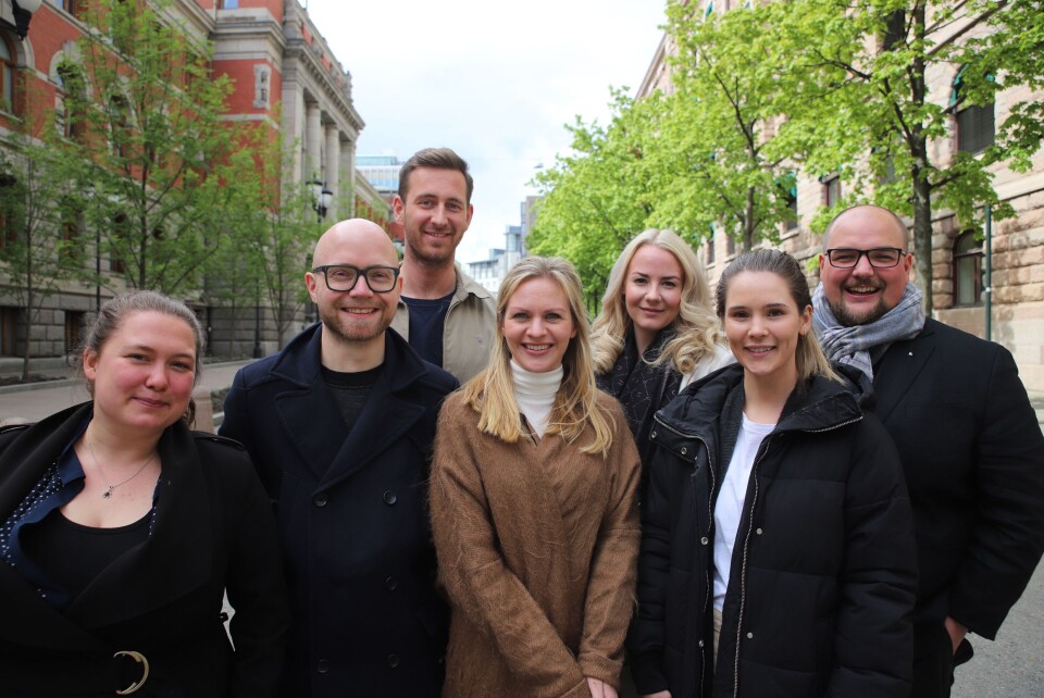 Medier24 – fra venstre: Redaksjonssjef Eira Lie Jor, journalist Jan Magnus Weiberg-Aurdal, journalist Ole Alexander Saue, forretningsutvikler/prosjektleder Siss Andersen, kommersiell leder Julie Hansson Tangen, sommervikar journalist Anne Marthe Lilleby og redaktør og daglig leder Erik Waatland. Medier24 – fra venstre: Redaksjonssjef Eira Lie Jor, journalist Jan Magnus Weiberg-Aurdal, journalist Ole Alexander Saue, forretningsutvikler/prosjektleder Siss Andersen, kommersiell leder Julie Hansson Tangen, sommervikar journalist Anne Marthe Lilleby og redaktør og daglig leder Erik Waatland.