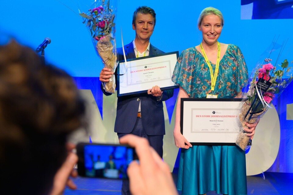 Prisvinnerne Mona Grivi Norman og Frank Haugsbø i VG for Tolga-saken. Maria Mikkelsen var ikke til stede under utdelingen.