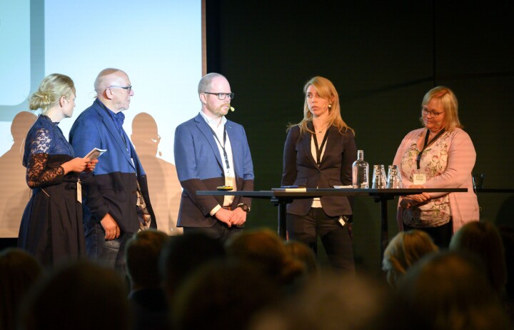 Møteleiar Elin Stueland, Sven Egil Omdal (NP), Gard Steiro (VG), Alexandra Beverfjord (Dagbladet) og Marit Ulriksen (Rana Blad). Møteleiar Elin Stueland, Sven Egil Omdal (NP), Gard Steiro (VG), Alexandra Beverfjord (Dagbladet) og Marit Ulriksen (Rana Blad).