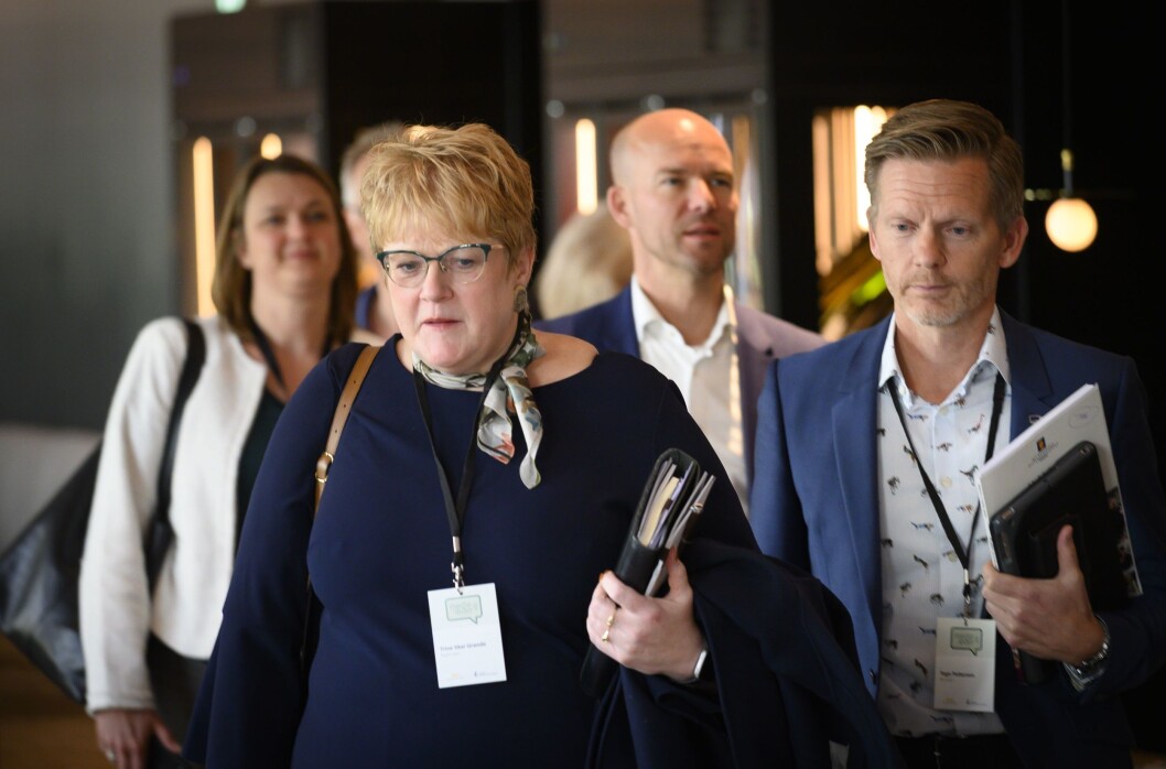 Kulturminister Trine Skei Grande (V) og mediepolitisk talsmann Tage Pettersen (H). I bakgrunnen: NJ-leder Hege Iren Frantzen og kommunikasjonssjef Marius Bakke i Kulturdepartementet. Kulturminister Trine Skei Grande (V) og mediepolitisk talsmann Tage Pettersen (H). I bakgrunnen: NJ-leder Hege Iren Frantzen og kommunikasjonssjef Marius Bakke i Kulturdepartementet.