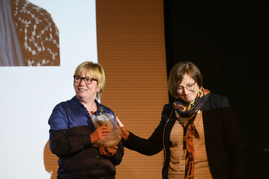 Hanne Haugsgjerd fikk «Avisgutten»-prisen av MBL-styreleder Tove Nedreberg onsdag 8. mai i Bergen. Hanne Haugsgjerd fikk «Avisgutten»-prisen av MBL-styreleder Tove Nedreberg onsdag 8. mai i Bergen.