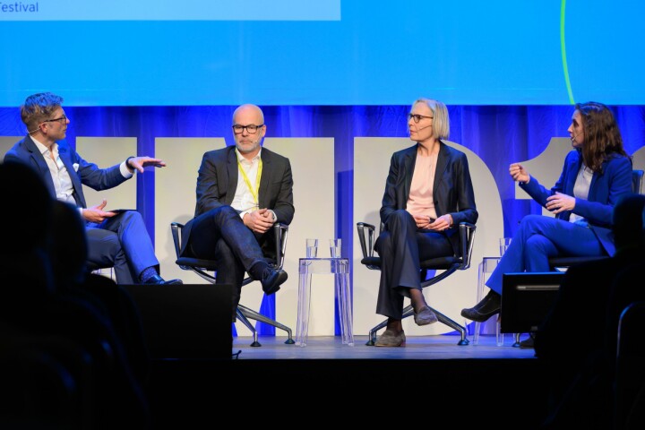 Debattleder Svein Tore Bergestuen, Thor Gjermund Eriksen, sjef i NRK, Maria Rørbye Rønn, administrerende direktør i Danmarks Radio, og Hanna Stjärne, administrerende direktør i Sveriges Television.