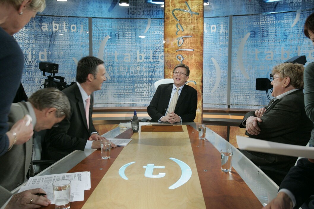Avslappa stemning før ei Tabloid-sending på TV 2 våren 2006. F.v. Kjell Magne Bondevik, Jens Stoltenberg, programleiar Pål T. Jørgensen og Stein Ørnhøi. Avslappa stemning før ei Tabloid-sending på TV 2 våren 2006. F.v. Kjell Magne Bondevik, Jens Stoltenberg, programleiar Pål T. Jørgensen og Stein Ørnhøi.