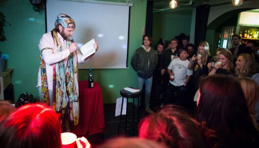 Aune Sand har tidligere lest erotisk dikt på Kumars Karaokekøpp, og kommer tilbake når arrangementet flyttes til Oslos storstue 8. juni. Aune Sand har tidligere lest erotisk dikt på Kumars Karaokekøpp, og kommer tilbake når arrangementet flyttes til Oslos storstue 8. juni.