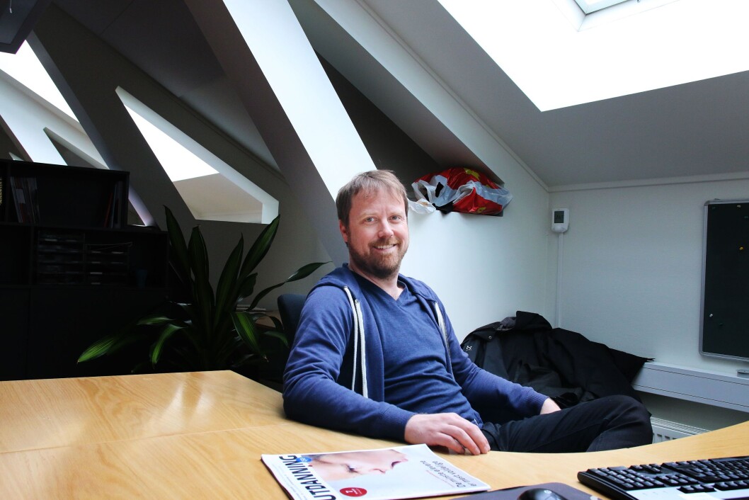 Utdannings Jørgen Jelstad trives bedre med dybdejournalistikken: – Jeg har alltid likt dybde framfor blålys, selv om begge deler er like viktig i journalistikken, sier han. Utdannings Jørgen Jelstad trives bedre med dybdejournalistikken: – Jeg har alltid likt dybde framfor blålys, selv om begge deler er like viktig i journalistikken, sier han.