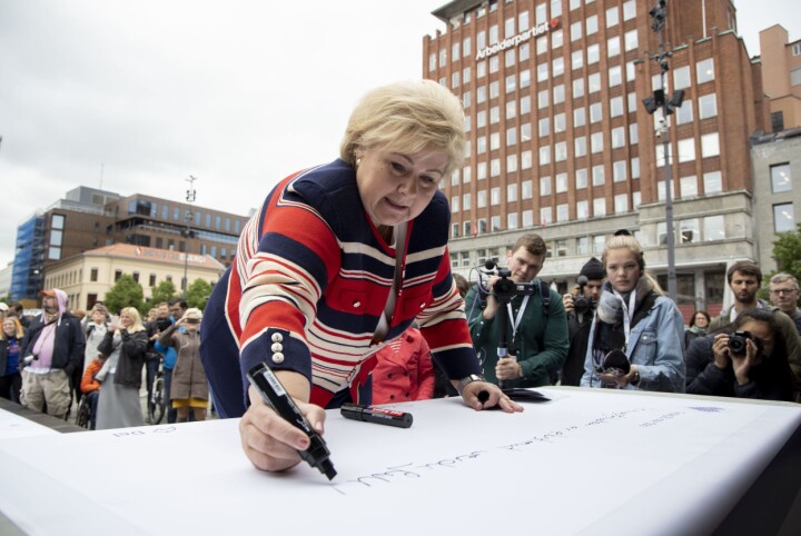 Statsminister Erna Solberg (H) åpner Rusken på nett-aksjonen på Youngstorget i Oslo.