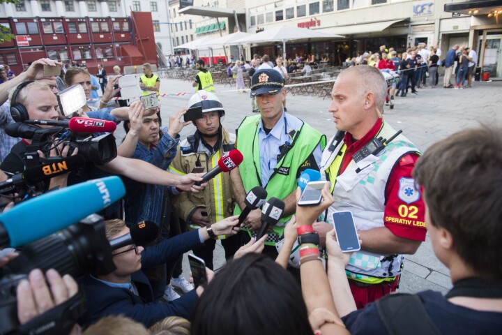 Politiets innsatsleder Rune Bjørsvik (i midten), fagleder brann Øystein Eriksen (t.v) og operativ leder helse André Tiller (t.h.) orienterer pressen etter en hendelse i Oslo sentrum i 2016.Foto: Fredrik Varfjell / NTB scanpix