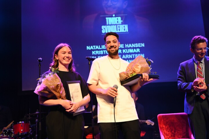 VGs Natalie Remøe Hansen og Kristoffer Kumar mottok diplom under Fortellingens Kraft 2019. Kollegaene Erlend Ofte Arntsen og Tore Kristiansen var ikke til stede.