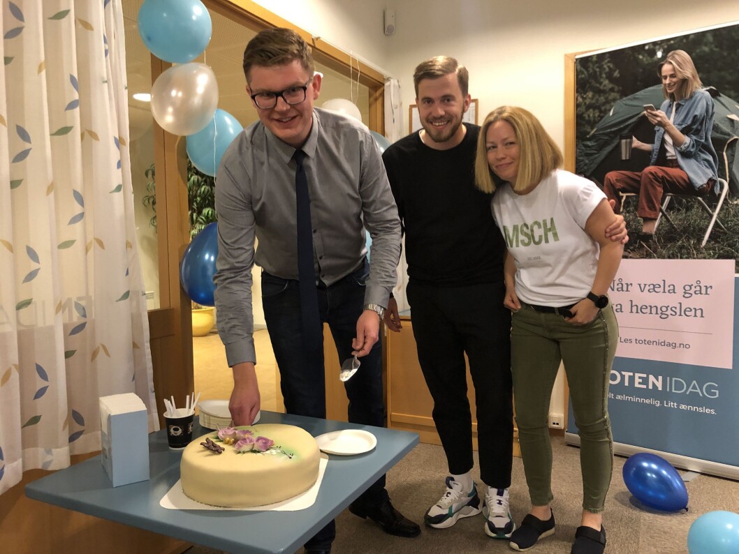 Redaksjonen feirer oppstarten av den nye avisa på Toten. Henning Gulbrandsen/Oppland Arbeiderblad Redaksjonen feirer oppstarten av den nye avisa på Toten. Henning Gulbrandsen/Oppland Arbeiderblad
