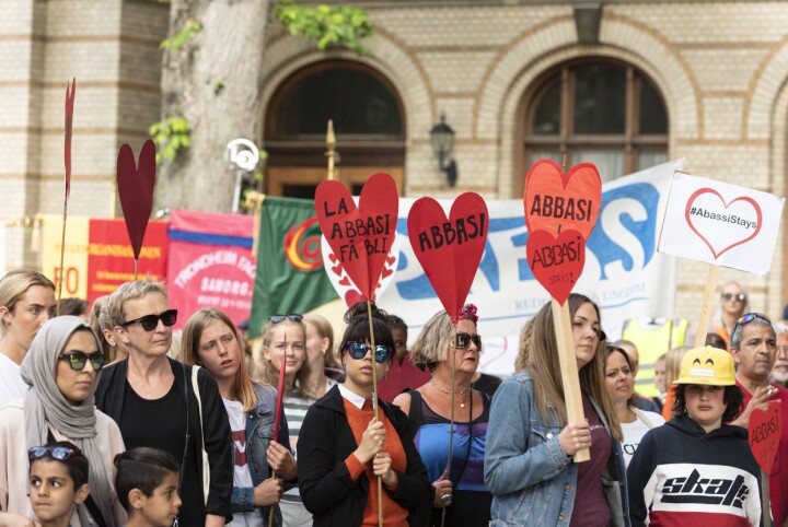 Natt til lørdag 15 juni ble søsknene Yasin, Taibeh og Ehsan sammen med sin mor Atefa Rezaie, hentet av politiet fra hjemmet på Møllenberg i Trondheim, fraktet videre og ut av landet til Tyrkia. Støttespillere har arrangerte flere markeringer og demonstrasjoner i Trondheim. Her fra Tordenskjolds park. Natt til lørdag 15 juni ble søsknene Yasin, Taibeh og Ehsan sammen med sin mor Atefa Rezaie, hentet av politiet fra hjemmet på Møllenberg i Trondheim, fraktet videre og ut av landet til Tyrkia. Støttespillere har arrangerte flere markeringer og demonstrasjoner i Trondheim. Her fra Tordenskjolds park.