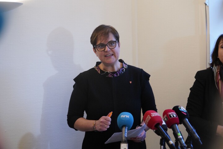 Ordførar Ragnhild Aashaug på pressekonferansen i samband med den statlege granskinga av Tolga kommune. Her i lokala til King Street PR.