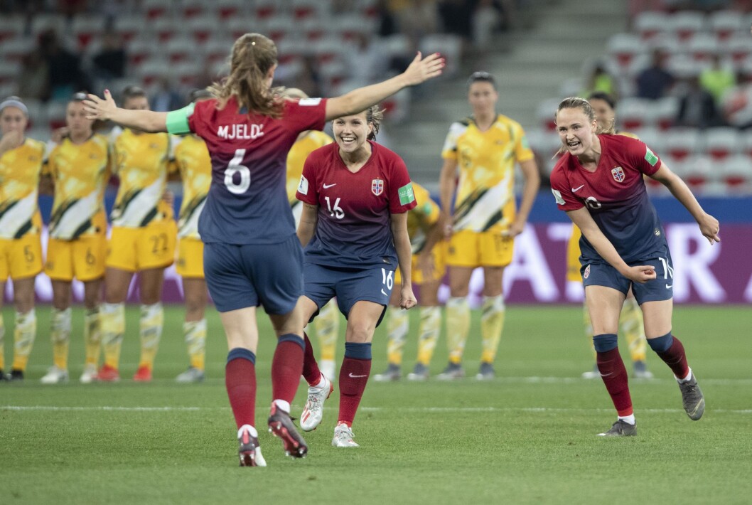 Maren Mjelde jubler etter sin straffescoring. Guro Reiten og Caroline Graham Hansen jubler med. Maren Mjelde jubler etter sin straffescoring. Guro Reiten og Caroline Graham Hansen jubler med.