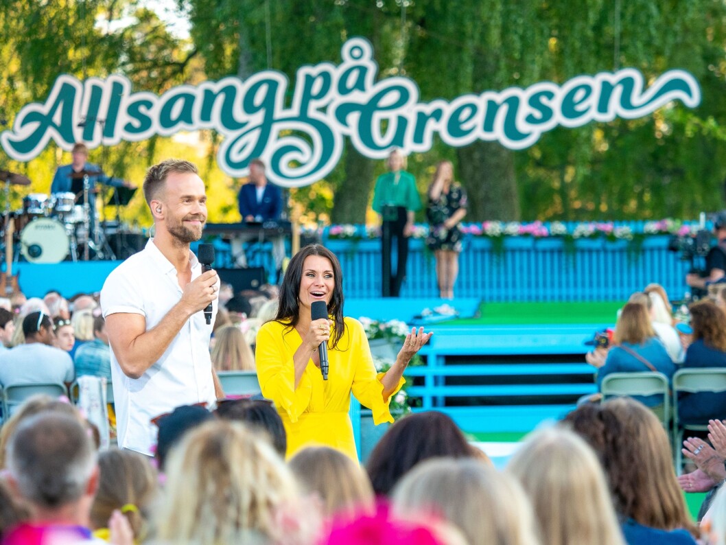 Første runde av Allsang på Grensen begynte i går. Programlederne Katrine Moholt og Morten Hegseth skal lede showet. FOTO: Thomas Andersen / TV 2 Første runde av Allsang på Grensen begynte i går. Programlederne Katrine Moholt og Morten Hegseth skal lede showet. FOTO: Thomas Andersen / TV 2