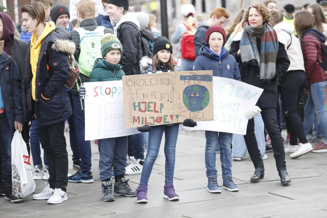 Streikende skoleelever er på plass utenfor Stortinget. Streikende skoleelever er på plass utenfor Stortinget.