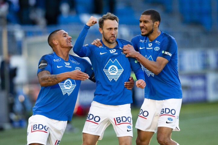 Moldes Magnus Wolff Eikrem (midten), Ruben Gabrielsen og Ohi Omoijuanfo (t.h.) kan juble for foreløpig tabelltopp i Eliteserien - og gode seertall i juni.