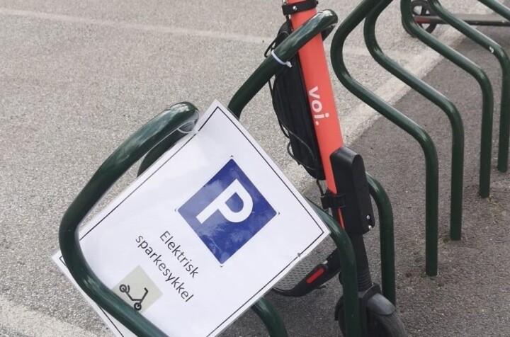 Slik ser de nye parkeringsplassene for el-sparkesykler på Marienlyst ut.