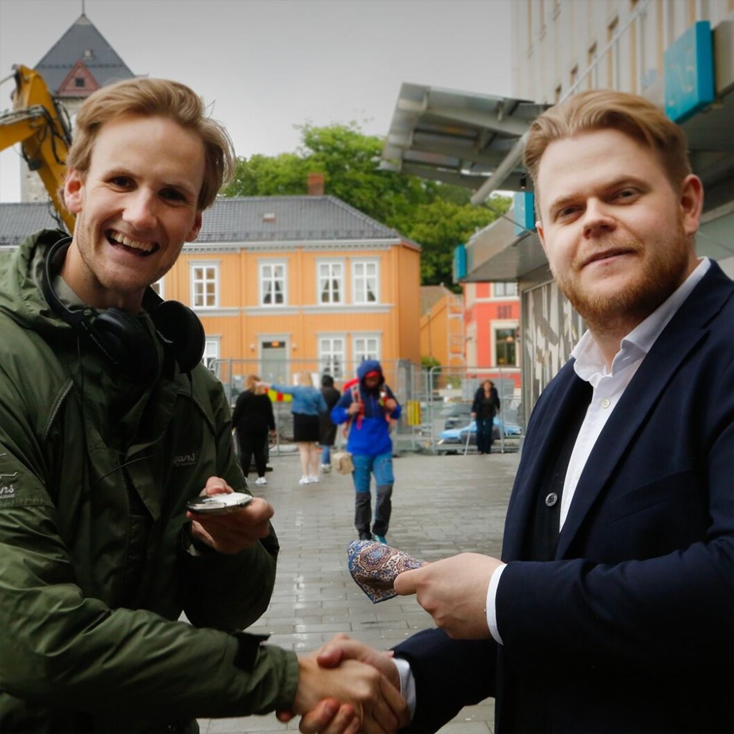 På sluttet av den første dagen endte reporteren med et håndsydd lommetørkle verdt 500 kroner. Foto: NRK. På sluttet av den første dagen endte reporteren med et håndsydd lommetørkle verdt 500 kroner. Foto: NRK.