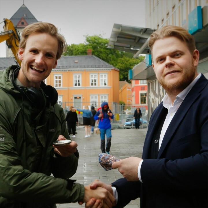 På sluttet av den første dagen endte reporteren med et håndsydd lommetørkle verdt 500 kroner. Foto: NRK.