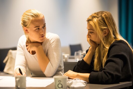 Ellen Montén og Mikaela Åkerman arbeider med å sette sammen de daglige nyhetsbrevene The Schibsted Daily og The Adevinta Daily Ellen Montén og Mikaela Åkerman arbeider med å sette sammen de daglige nyhetsbrevene The Schibsted Daily og The Adevinta Daily