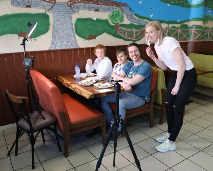 Teste-panelet i TA fra venstre: Kokkestudent August Lofsberg og Jonas Adolfsen, kokk Anders Johan Pedersen og produktutvikler i Telemarksavisa, Juni Wendelin Fasting. Foto: Per-Åge Eriksen
