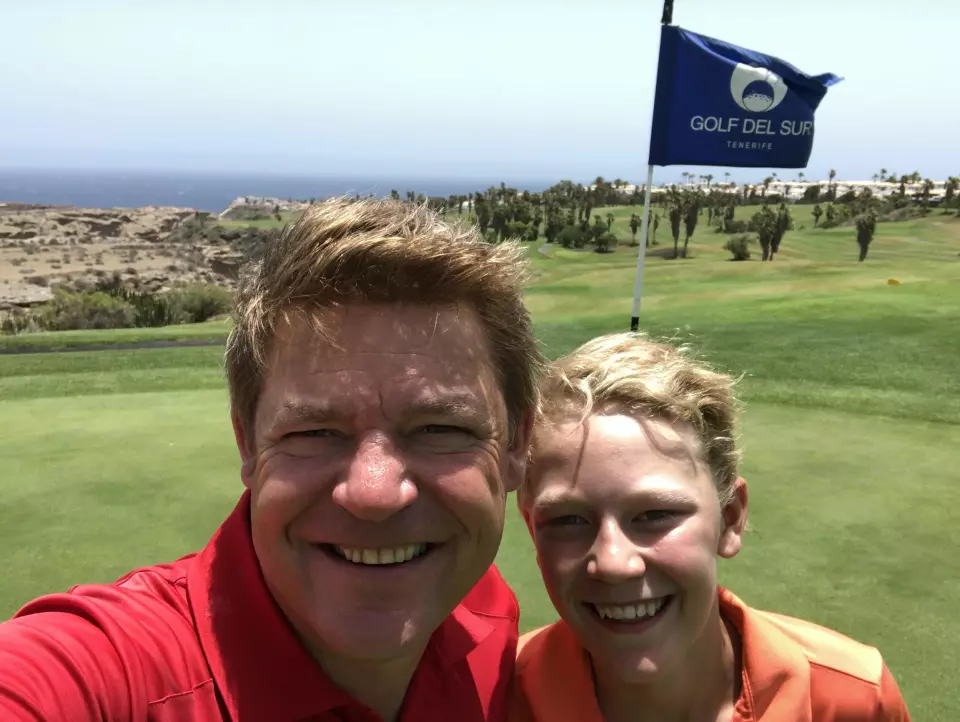 P4-direktør Kenneth Andresen og sønnen Fredrik er på sommerferie på Tenerife.