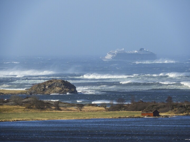 Cruiseskipet Viking Sky har sendt ut maydaymelding, og det driver mot land, opplyser Hovedredningssentralen. Redningssentralen har sendt flere helikoptre og fartøy mot stedet.