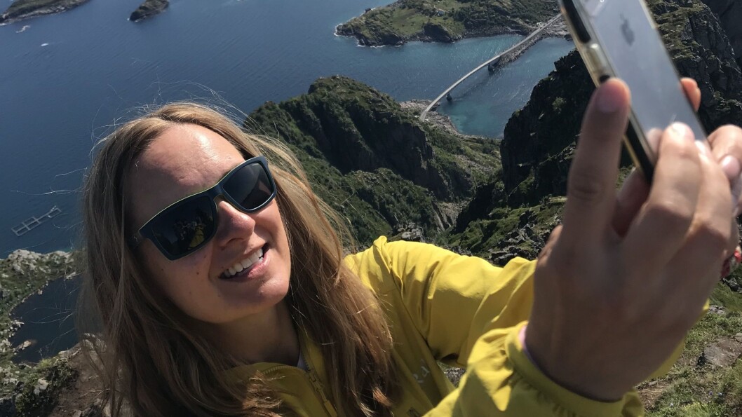 Linn Kathrine Yttervik med Henningsvær i bakgrunnen. Foto: Privat Linn Kathrine Yttervik med Henningsvær i bakgrunnen. Foto: Privat