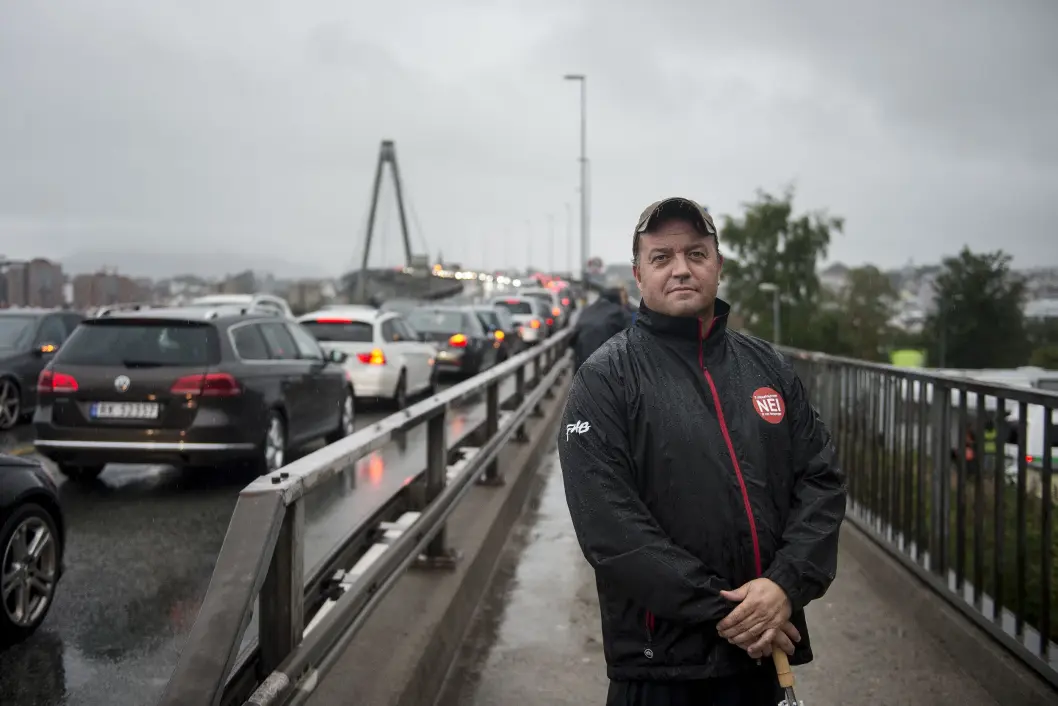 Aksjon mot bomringen på bybroa i Stavanger. Frode Myrhol i det politiske partiet Folkeaksjonen nei til mer bompenger, har møtt opp for å stenge trafikken på broen som går fra Stavanger til Hundvåg. Aksjon mot bomringen på bybroa i Stavanger. Frode Myrhol i det politiske partiet Folkeaksjonen nei til mer bompenger, har møtt opp for å stenge trafikken på broen som går fra Stavanger til Hundvåg.