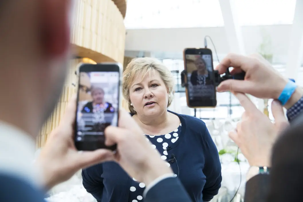 Statsminister Erna Solberg (H) snakka til Facebook live etter generalprøve i Operaen før regjeringa sin festmiddag for kongeparet i høve deira sine 80-årsdagar i 2017. Statsminister Erna Solberg (H) snakka til Facebook live etter generalprøve i Operaen før regjeringa sin festmiddag for kongeparet i høve deira sine 80-årsdagar i 2017.