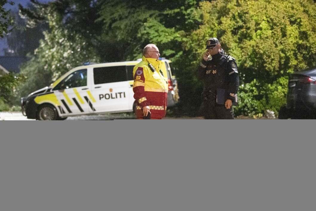 Innsatsleder Brian Skotnes (t.h) utenfor adressen i Bærum hvor en person er funnet død. Hendelsen settes i sammenheng med skytingen i Al-Noor Islamic Centre moskéen. Innsatsleder Brian Skotnes (t.h) utenfor adressen i Bærum hvor en person er funnet død. Hendelsen settes i sammenheng med skytingen i Al-Noor Islamic Centre moskéen.