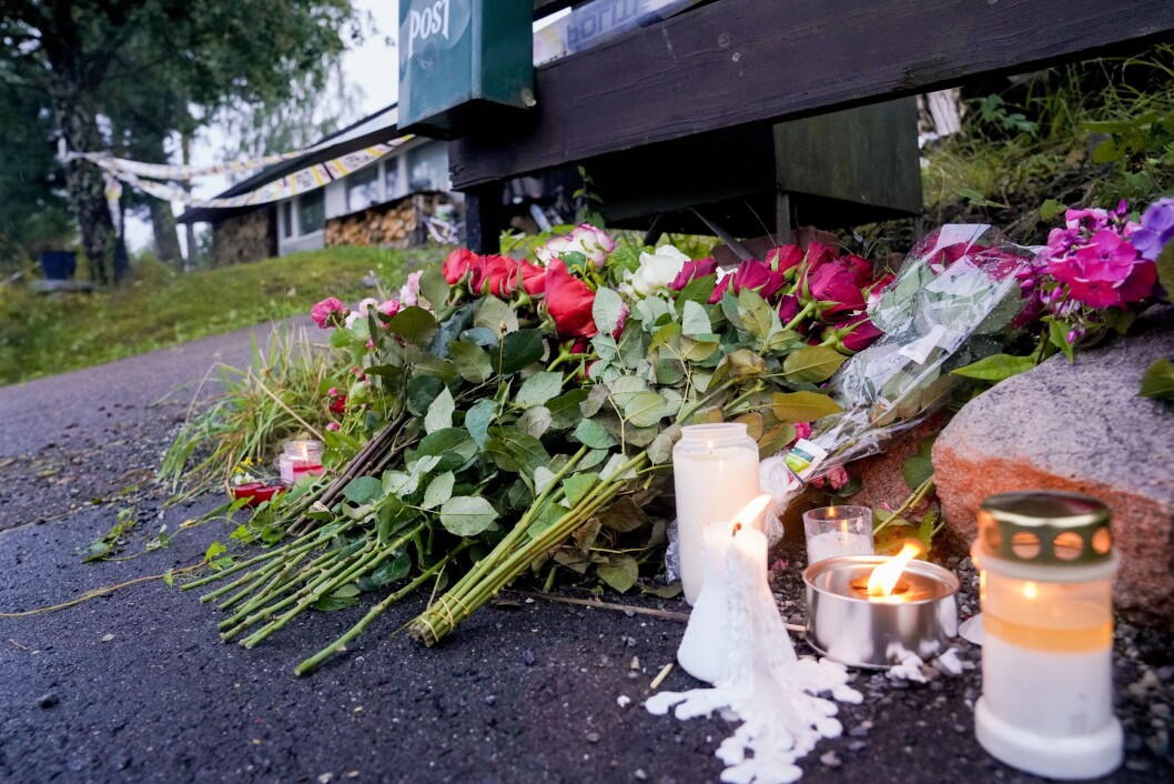 Bærum 20190811. Blomster er lagt ned utenfor hjemmet til den drepte kvinnen i Bærum søndag kveld. Bærum 20190811. Blomster er lagt ned utenfor hjemmet til den drepte kvinnen i Bærum søndag kveld.