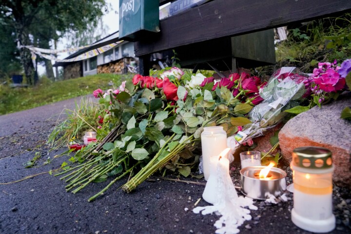 Bærum 20190811. Blomster er lagt ned utenfor hjemmet til den drepte kvinnen i Bærum søndag kveld.