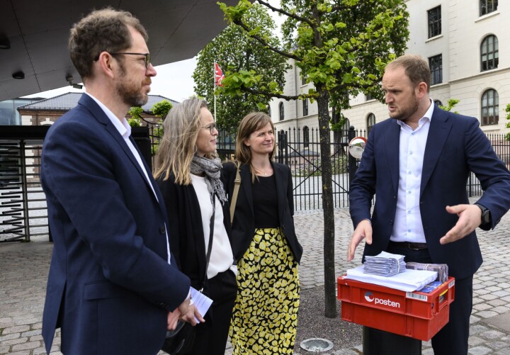 Mari Skurdal, Bjørn Kristoffer Bore og Irene Halvorsen overleverte 13.663 underskrifter mot postlova til Jon Georg Dale.