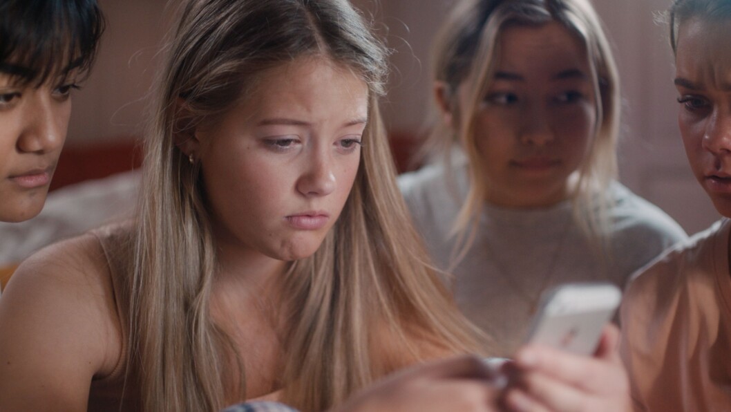 «Sofia og Axel har sex på en fest. Neste dag sirkulerer en film av dem rundt på skolen. Hvem var det som filmet?» Det er ett av utgangspunktene for den nye serien Nudes. «Sofia og Axel har sex på en fest. Neste dag sirkulerer en film av dem rundt på skolen. Hvem var det som filmet?» Det er ett av utgangspunktene for den nye serien Nudes.