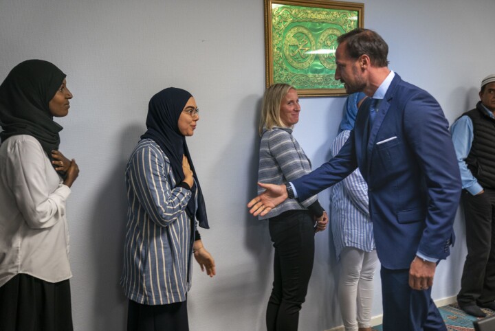 Kronprins Haakon forsøkte å handhelsa på Sriha, styremedlem og ungdomskoordinator i Islamsk Råd, då han vitja den terrorramma moskeen Al-Noor Islamic Centre på Skui i Bærum.
