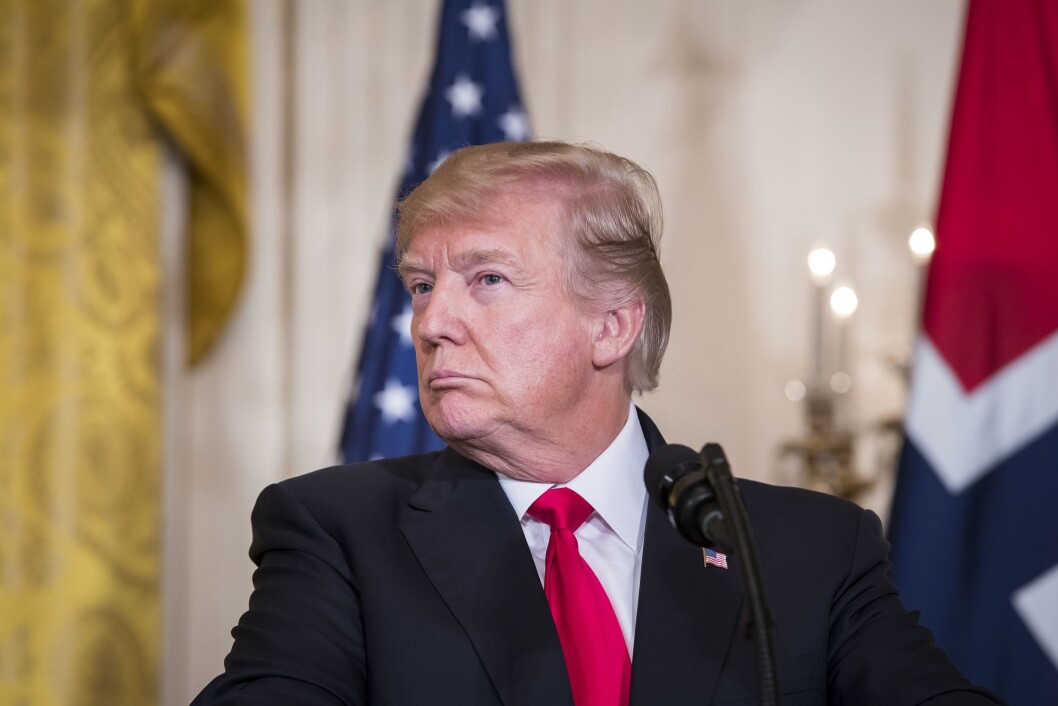 Norske medier elsker å le av klovnen Trump, men oppdager ikke at de selv er artister i samme sirkus, skriver forfatterne. Her er Donald Trump da han møtte Erna Solberg i 2018. Norske medier elsker å le av klovnen Trump, men oppdager ikke at de selv er artister i samme sirkus, skriver forfatterne. Her er Donald Trump da han møtte Erna Solberg i 2018.