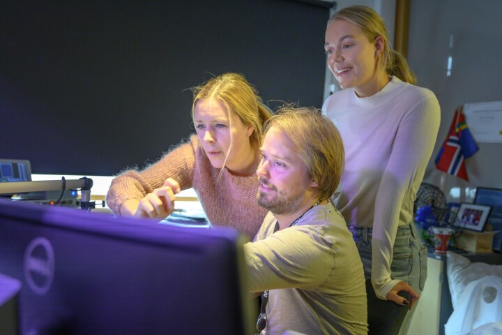 P3-redaktør Camilla Bjørn, P3morgen-produsent Jonas Jeremiassen Tomter og prosjektleder Kamilla Moe.