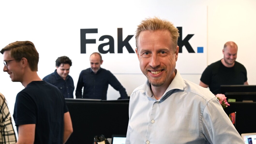 Faktisk.no-redaktør Kristoffer Egeberg, med resten av redaksjonen i bakgrunnen. Faktisk.no-redaktør Kristoffer Egeberg, med resten av redaksjonen i bakgrunnen.