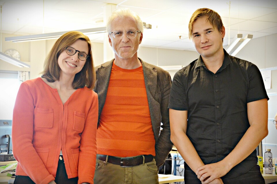 Fra venstre: Påtroppende redaktør Gunn Kari Hegvik, styreleder Henning Johansen og avtroppende redaktør Alexander Killingberg.