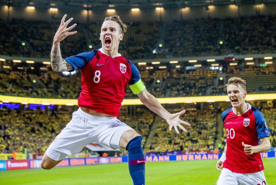 Norges Stefan Johansen og Martin Ødegaard jubler etter 0-1 scoringen mot Sverige. Det fikk mange nordmenn med seg.