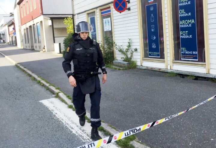 En politimann setter opp en sperring etter at tingretten ble evakuert som en følge av en bombetrussel.